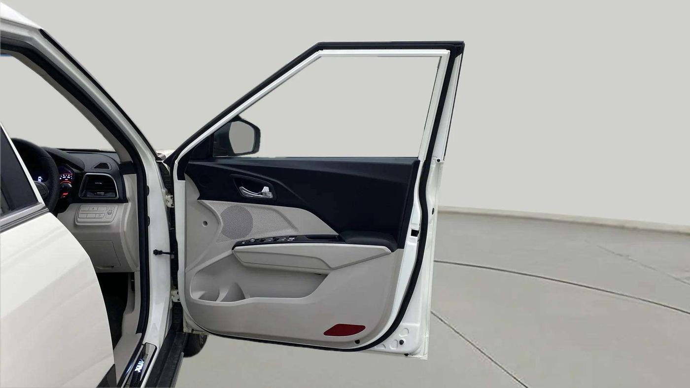 2022 Mahindra XUV300 W8 (O) 1.2 PETROL AMT, Petrol, Automatic, 9,185 km, RHS Front Door