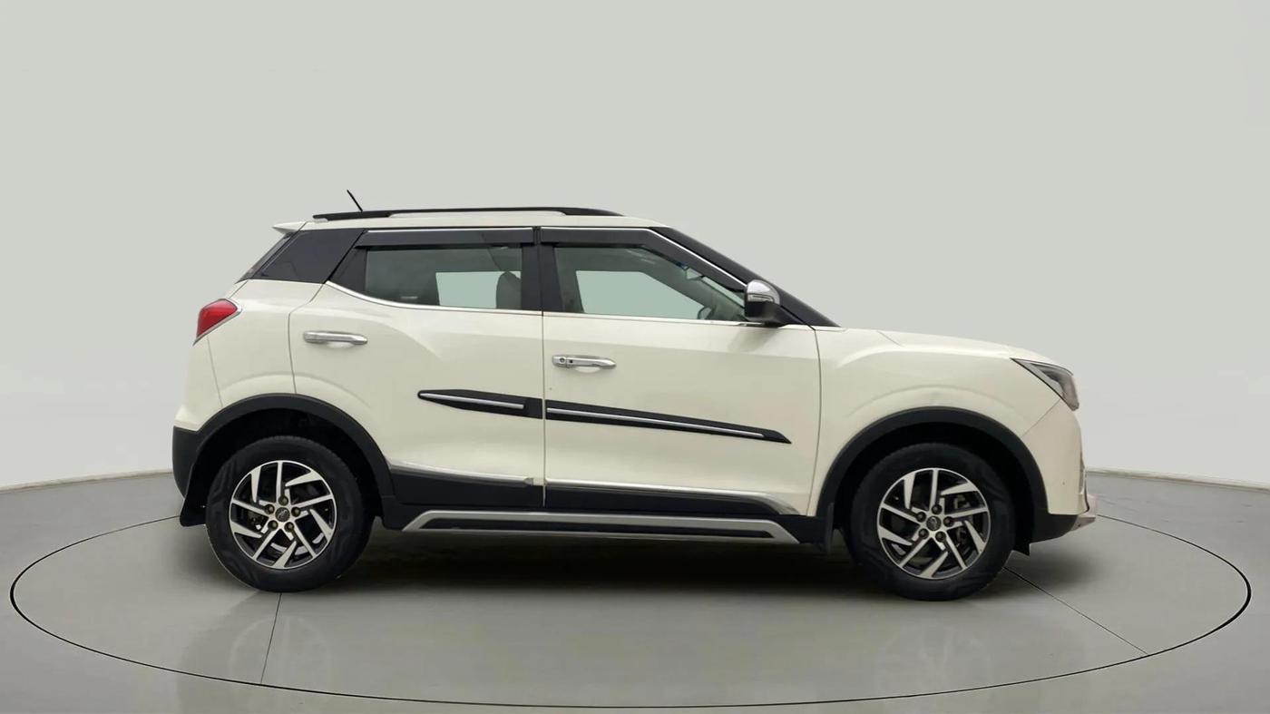 2022 Mahindra XUV300 W8 (O) 1.2 PETROL AMT, Petrol, Automatic, 9,185 km, Right Side View