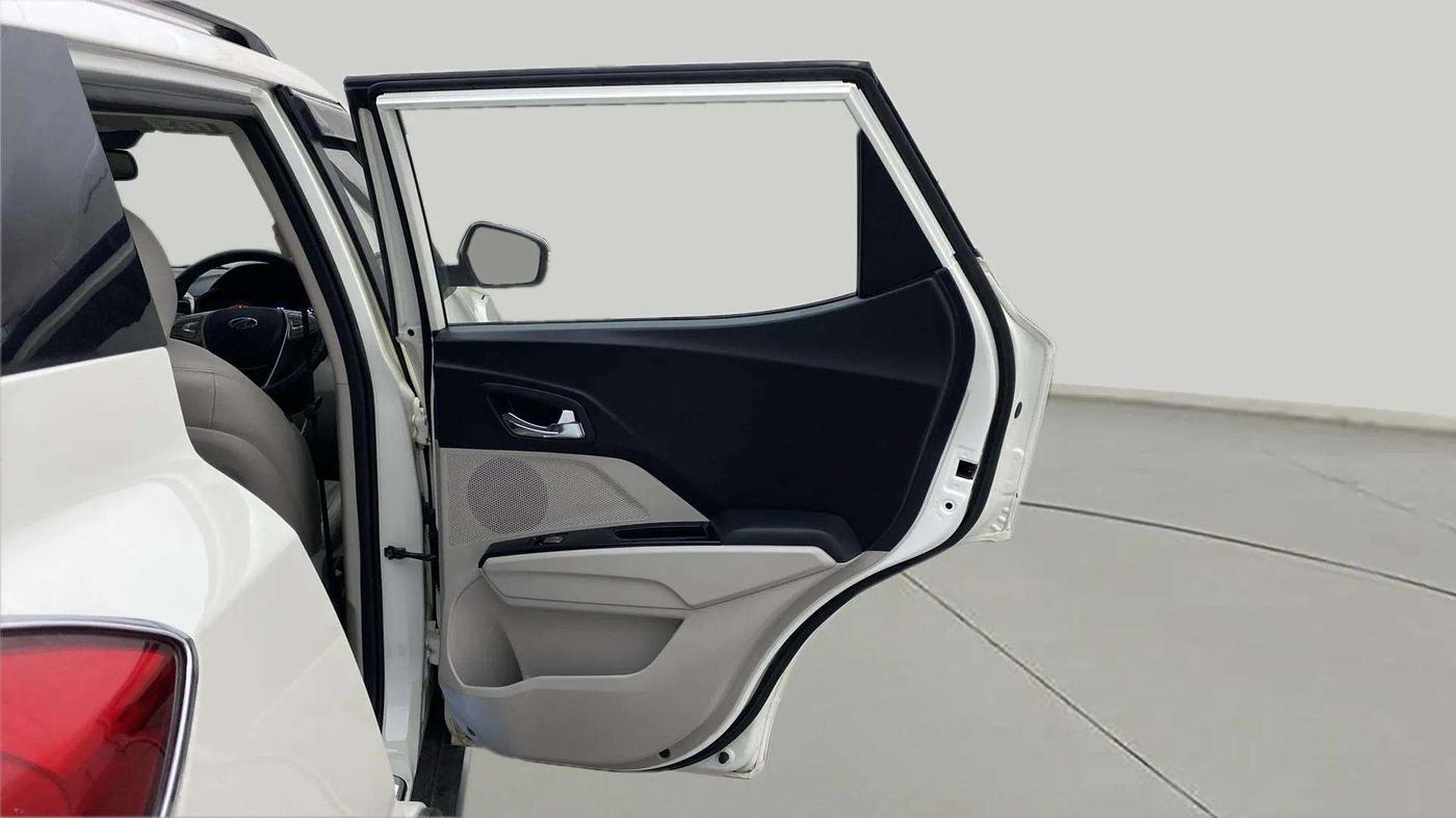 2022 Mahindra XUV300 W8 (O) 1.2 PETROL AMT, Petrol, Automatic, 9,185 km, RHS Rear Door