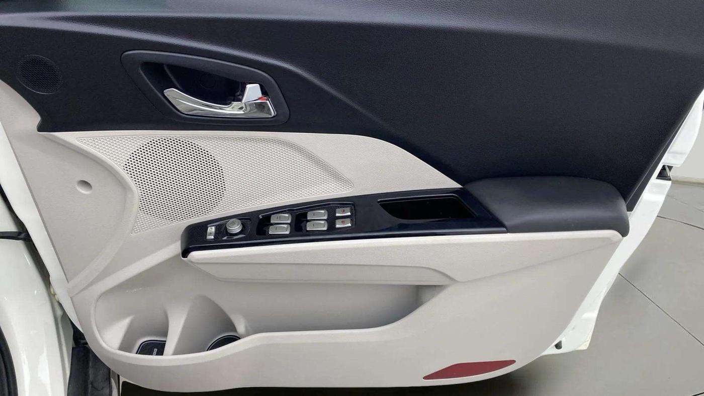 2022 Mahindra XUV300 W8 (O) 1.2 PETROL AMT, Petrol, Automatic, 9,185 km, Driver Side Door Panels Control