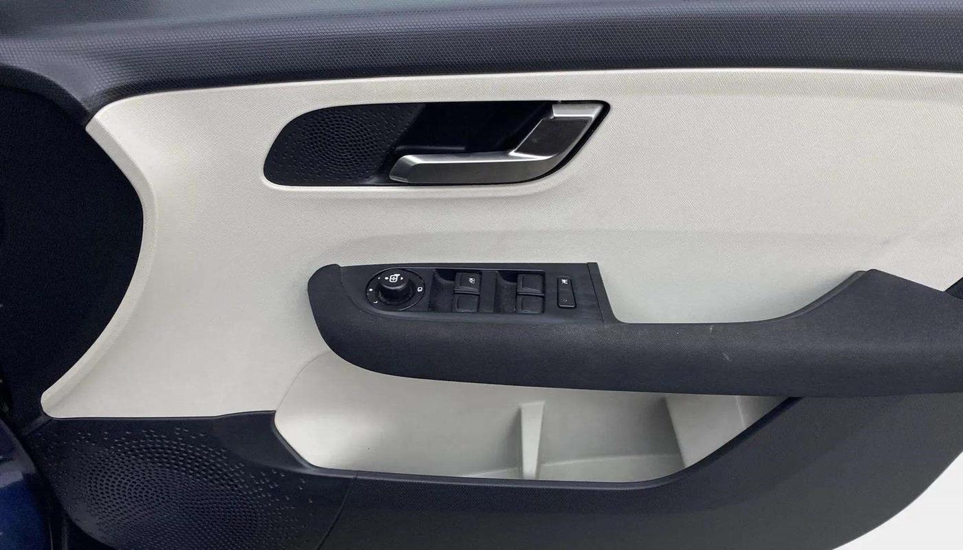 2023 Tata ALTROZ XZA PLUS, Petrol, Automatic, 2,975 km, Driver Side Door Panels Control