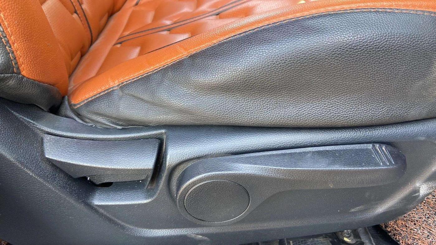 2020 Mahindra XUV300 W8 1.2 PETROL, Petrol, Manual, 33,911 km, Driver Side Adjustment Panel