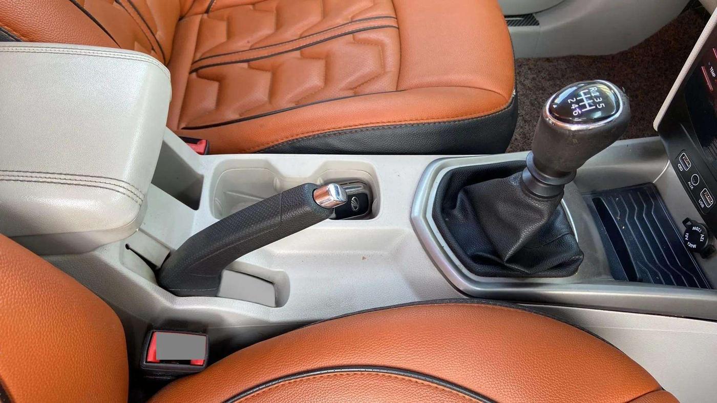 2020 Mahindra XUV300 W8 1.2 PETROL, Petrol, Manual, 33,911 km, Gear Lever