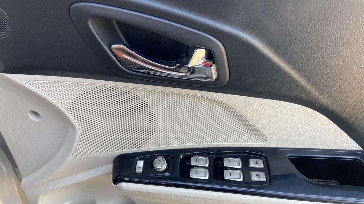 2020 Mahindra XUV300 W8 1.2 PETROL, Petrol, Manual, 33,911 km, Driver Side Door Panels Control