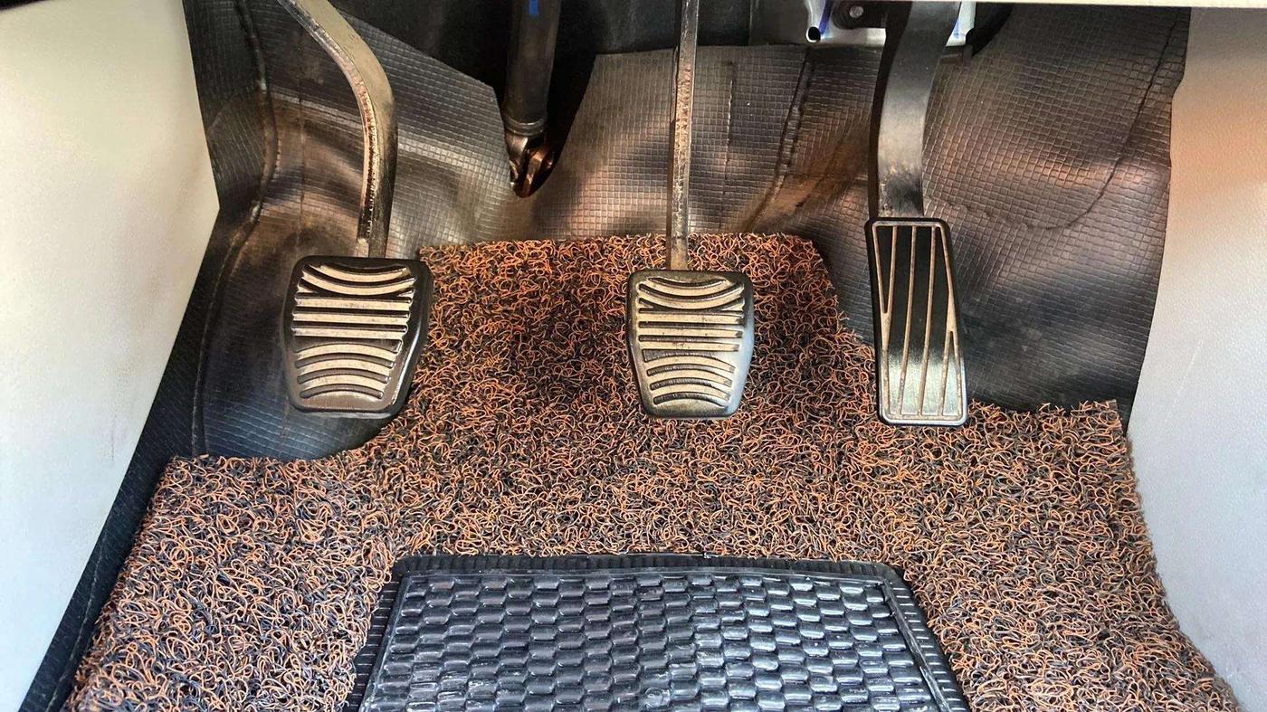 2020 Mahindra XUV300 W8 1.2 PETROL, Petrol, Manual, 33,911 km, Pedals