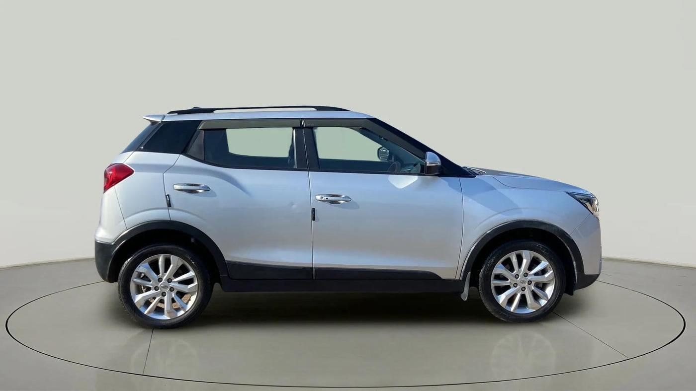 2020 Mahindra XUV300 W8 1.2 PETROL, Petrol, Manual, 33,911 km, Right Side View