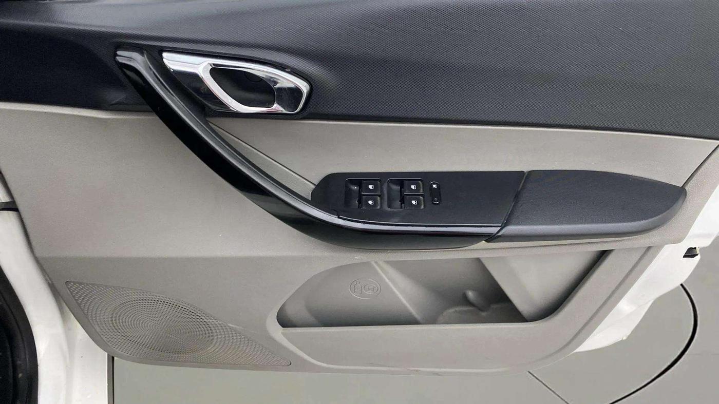 2017 Tata Tiago XZA PETROL, Petrol, Automatic, 34,662 km, Driver Side Door Panels Control