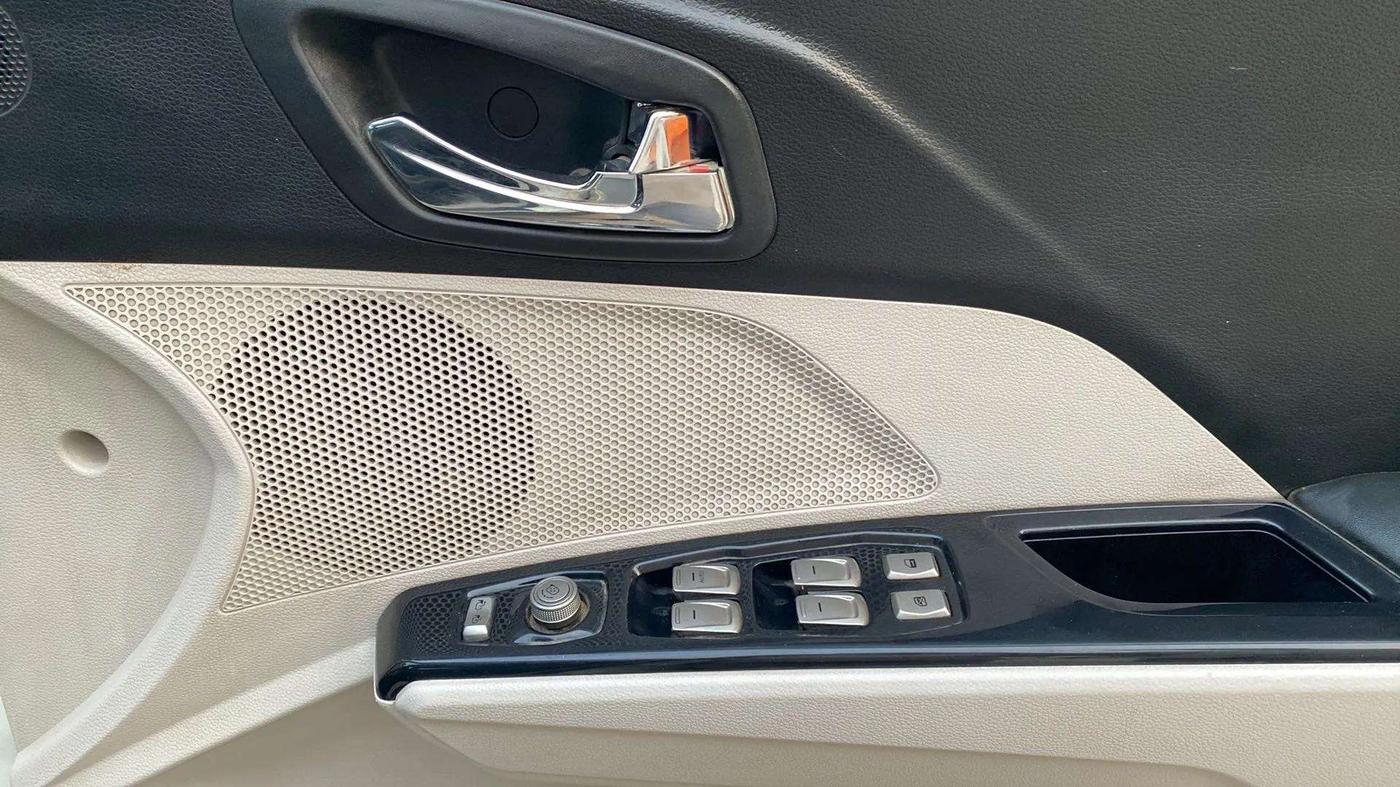 2020 Mahindra XUV300 W8 1.2 PETROL, Petrol, Manual, 55,672 km, Driver Side Door Panels Control