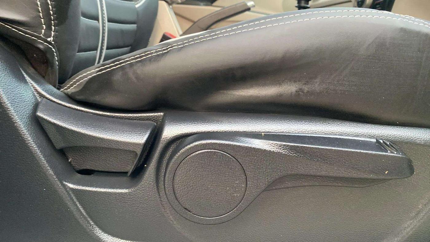 2020 Mahindra XUV300 W8 1.2 PETROL, Petrol, Manual, 55,672 km, Driver Side Adjustment Panel