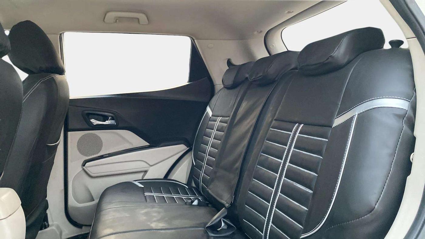 2020 Mahindra XUV300 W8 1.2 PETROL, Petrol, Manual, 55,672 km, Right Side Rear Door Cabin