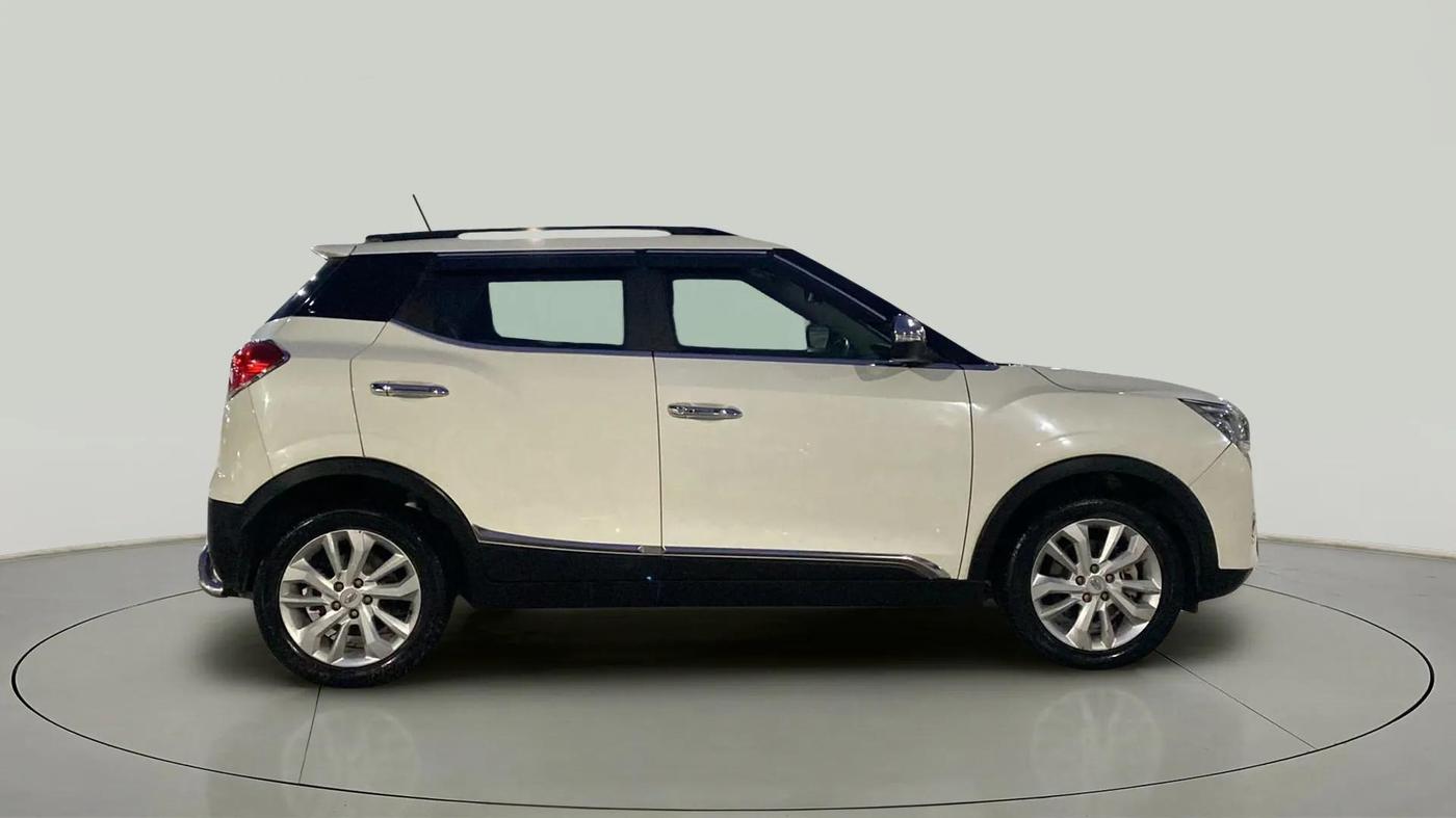 2020 Mahindra XUV300 W8 1.2 PETROL, Petrol, Manual, 55,672 km, Right Side View