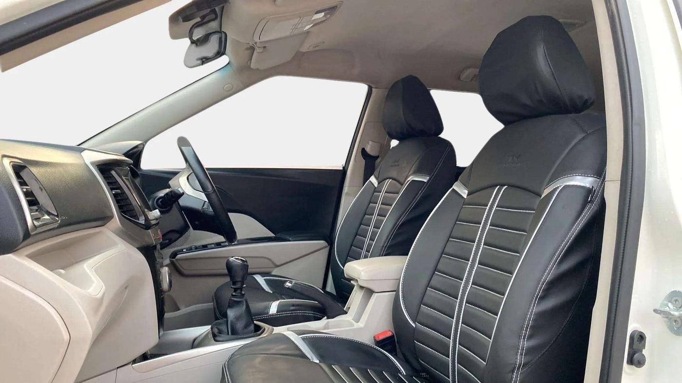 2020 Mahindra XUV300 W8 1.2 PETROL, Petrol, Manual, 55,672 km, Right Side Front Door Cabin