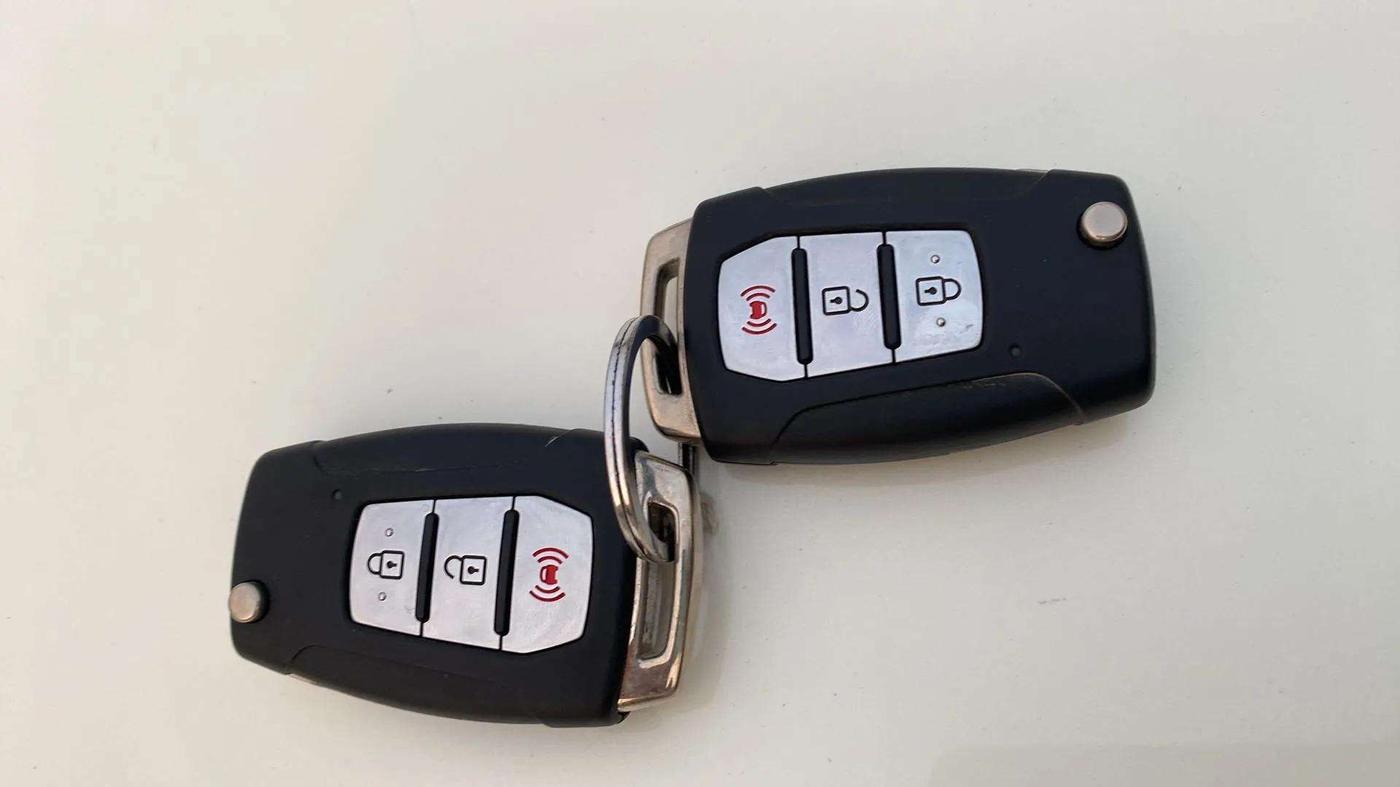 2020 Mahindra XUV300 W8 1.2 PETROL, Petrol, Manual, 55,672 km, Key Close Up