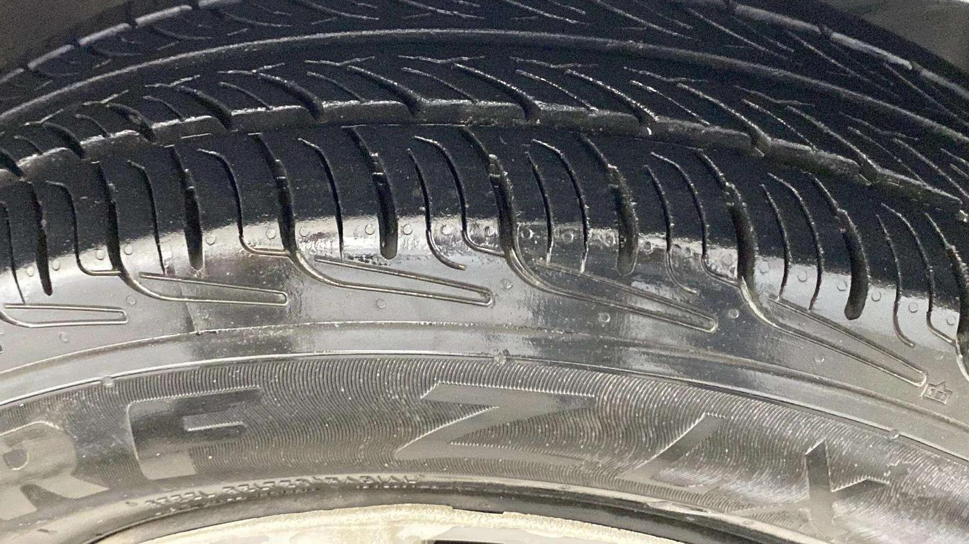 2015 Maruti Swift Dzire VXI, Petrol, Manual, 69,369 km, Right Front Tyre Tread