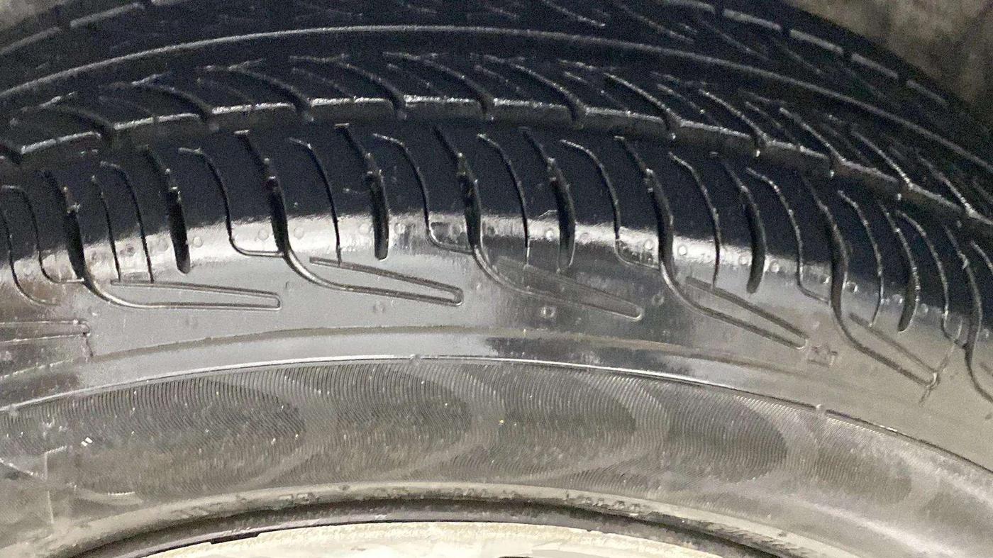 2015 Maruti Swift Dzire VXI, Petrol, Manual, 69,369 km, Left Rear Tyre Tread