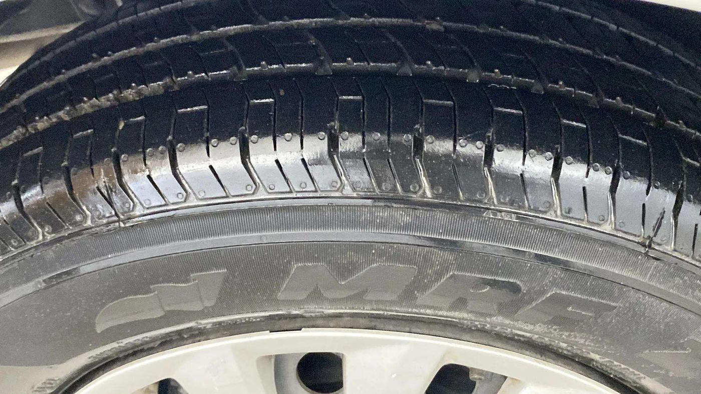 2015 Maruti Swift Dzire VXI, Petrol, Manual, 69,369 km, Left Front Tyre Tread