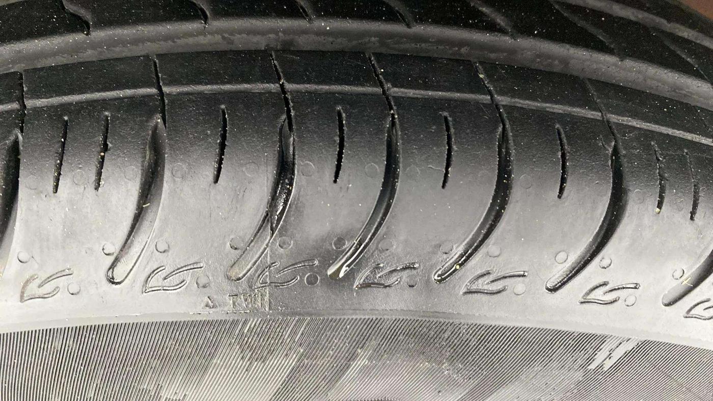 2019 Maruti Dzire VXI AMT, Petrol, Automatic, 77,826 km, Left Front Tyre Tread