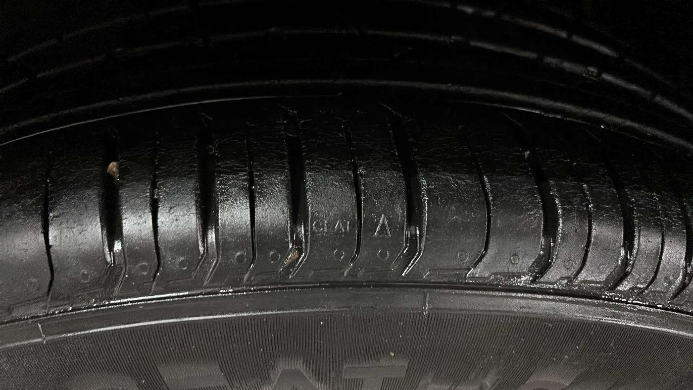 2020 Hyundai VENUE SX PLUS 1.0 TURBO DCT, Petrol, Automatic, 21,534 km, Right Front Tyre Tread