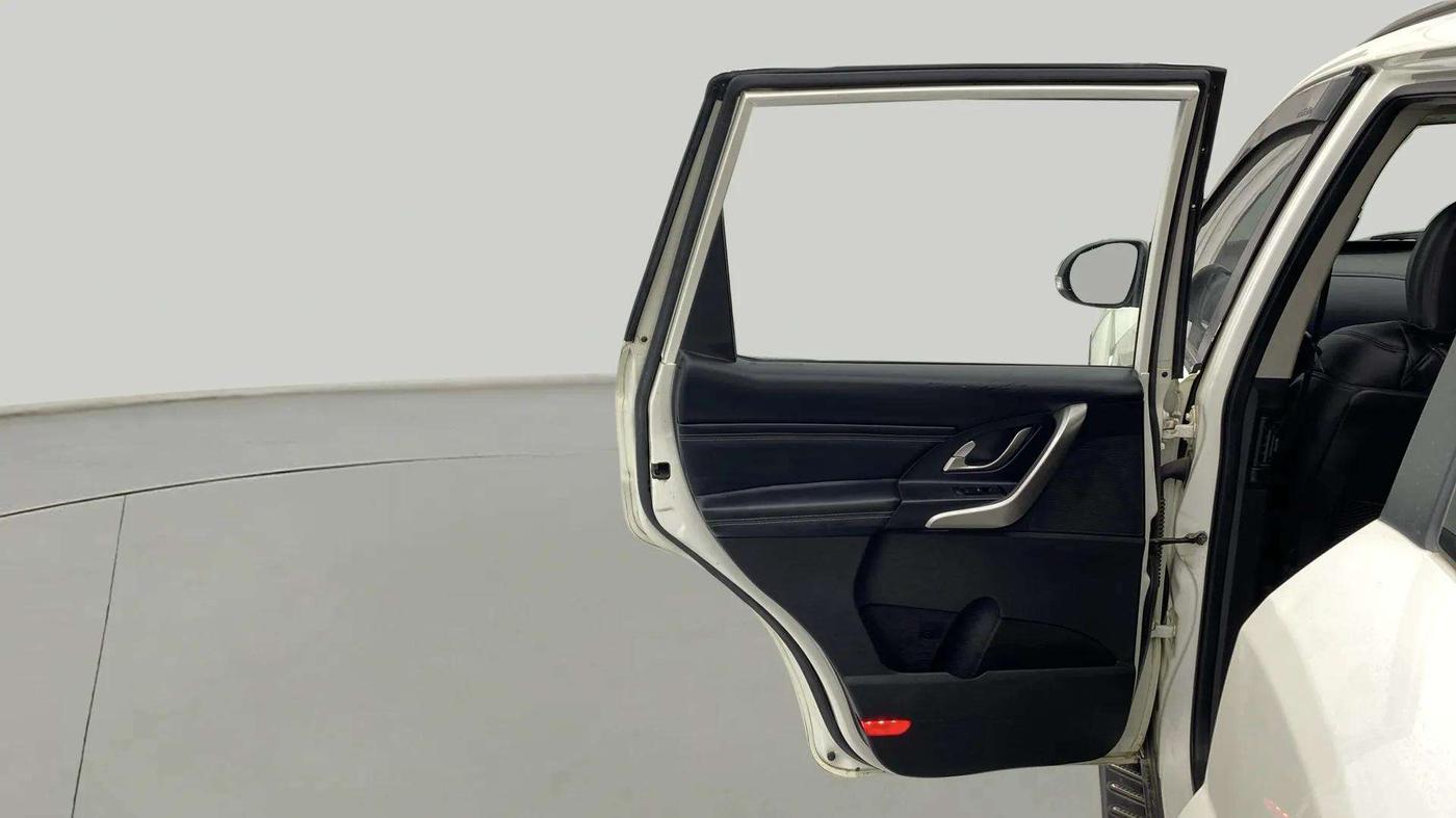2019 Mahindra XUV500 W11, Diesel, Manual, 96,144 km, LHS Rear Door
