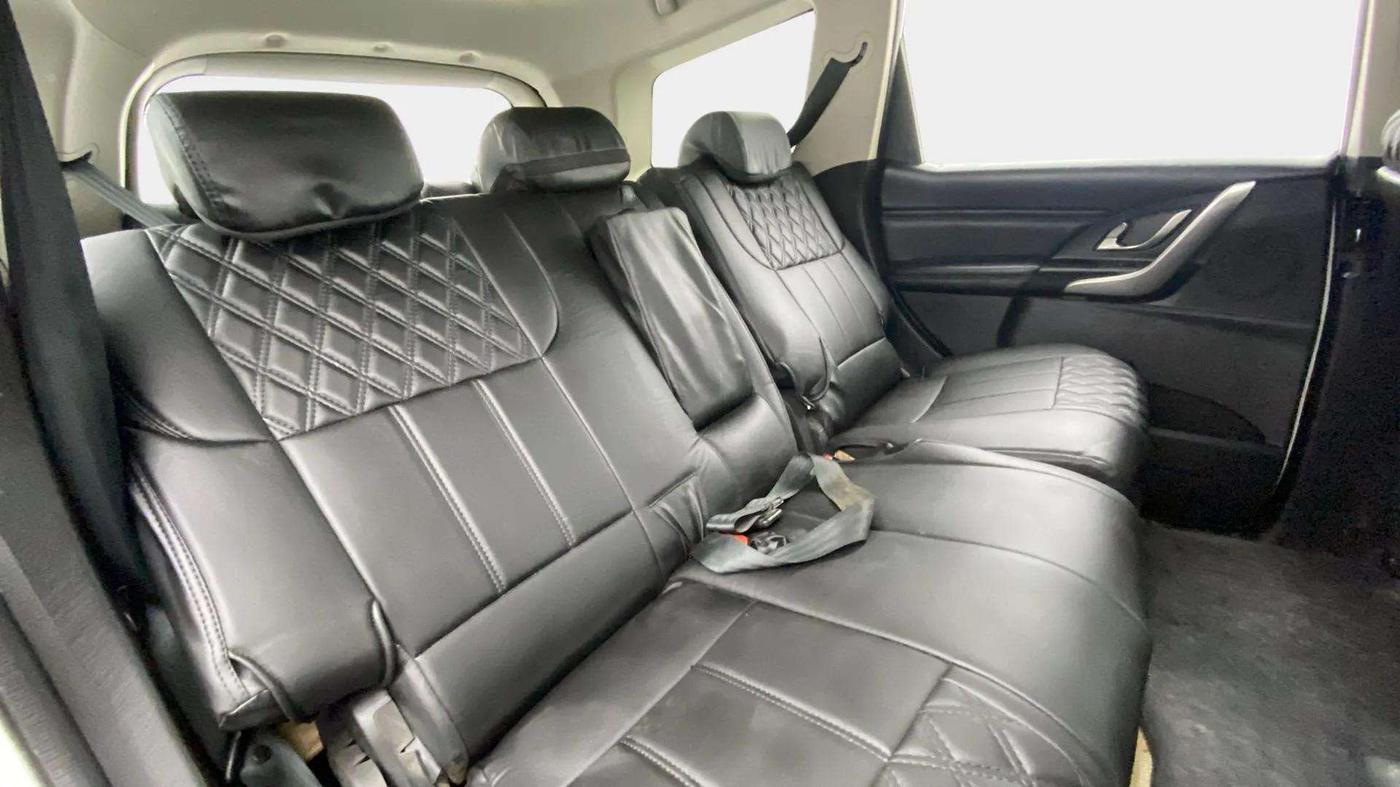 2019 Mahindra XUV500 W11, Diesel, Manual, 96,144 km, Right Side Rear Door Cabin