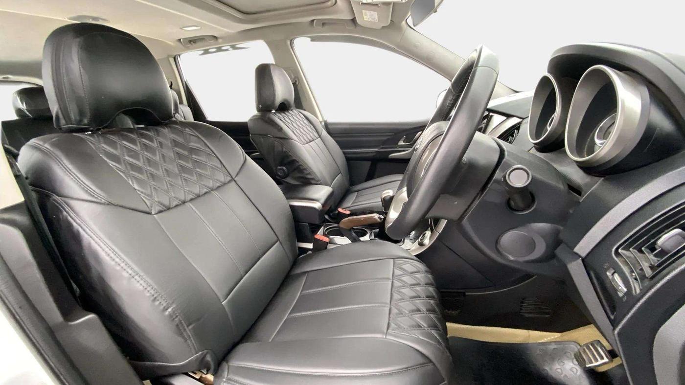 2019 Mahindra XUV500 W11, Diesel, Manual, 96,144 km, Right Side Front Door Cabin