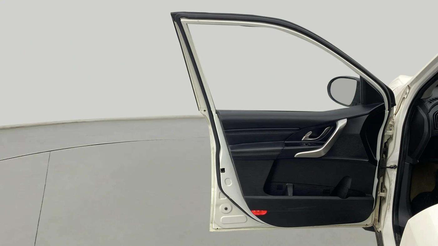 2019 Mahindra XUV500 W11, Diesel, Manual, 96,144 km, LHS Front Door