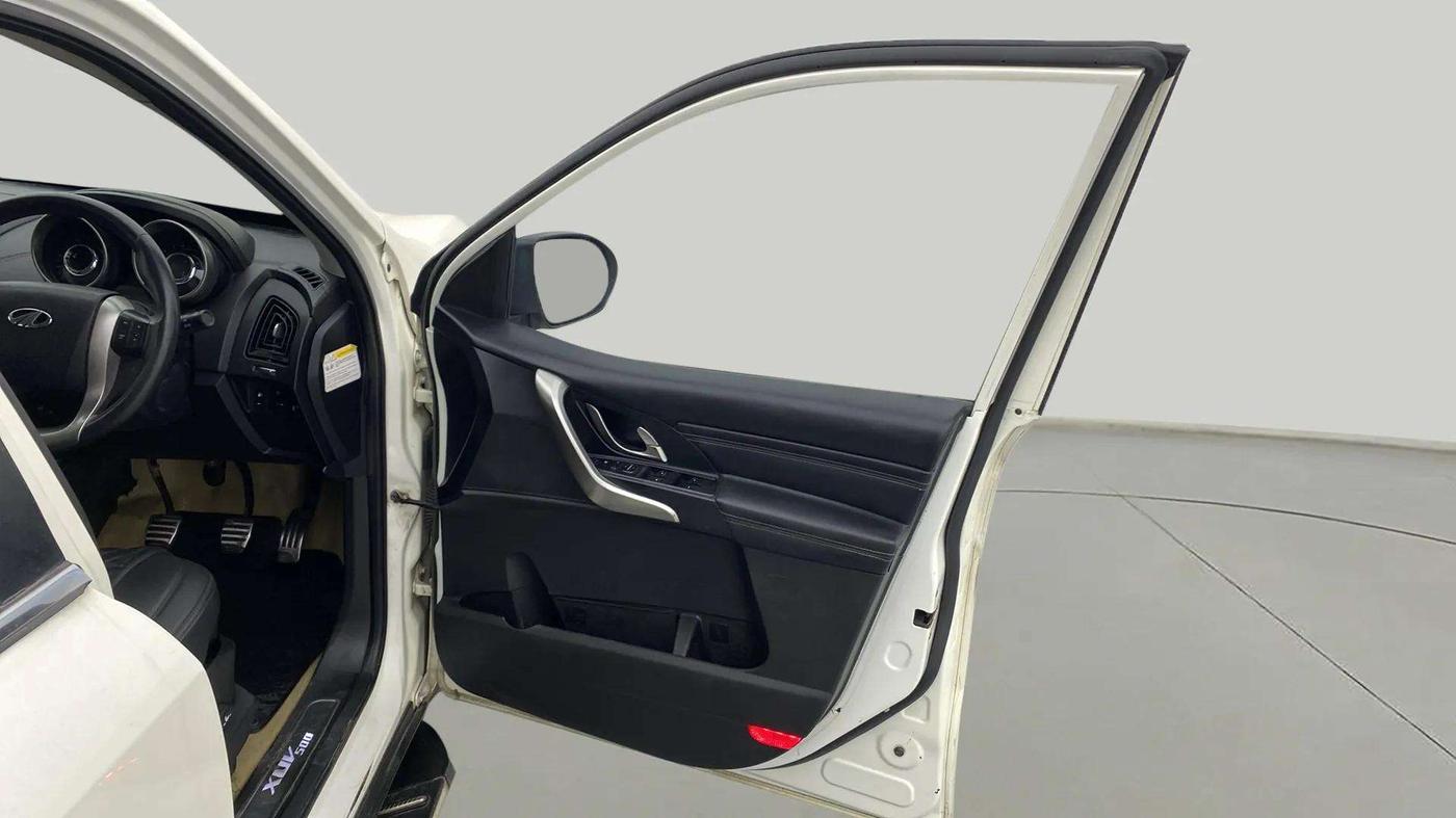 2019 Mahindra XUV500 W11, Diesel, Manual, 96,144 km, RHS Front Door