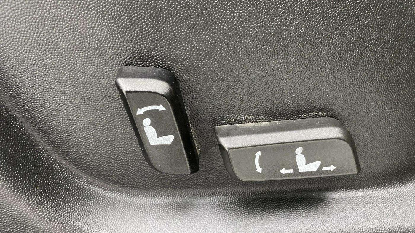2019 Mahindra XUV500 W11, Diesel, Manual, 96,144 km, Driver Side Adjustment Panel