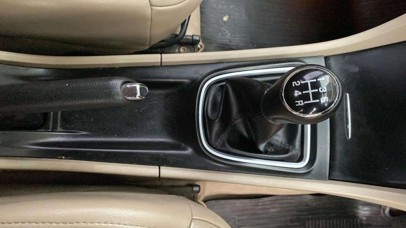 2017 Maruti Ciaz ZDI+ SHVS, Diesel, Manual, 67,988 km, Gear Lever