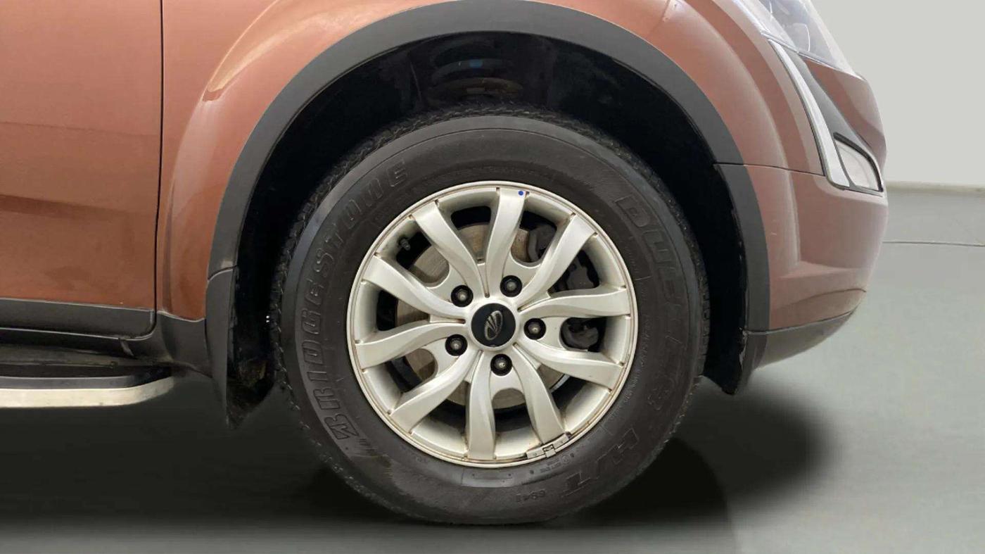 2019 Mahindra XUV500 W9 AT, Diesel, Automatic, 32,691 km, Right Front Wheel