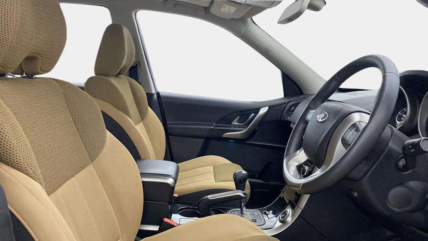2019 Mahindra XUV500 W9 AT, Diesel, Automatic, 32,691 km, Right Side Front Door Cabin
