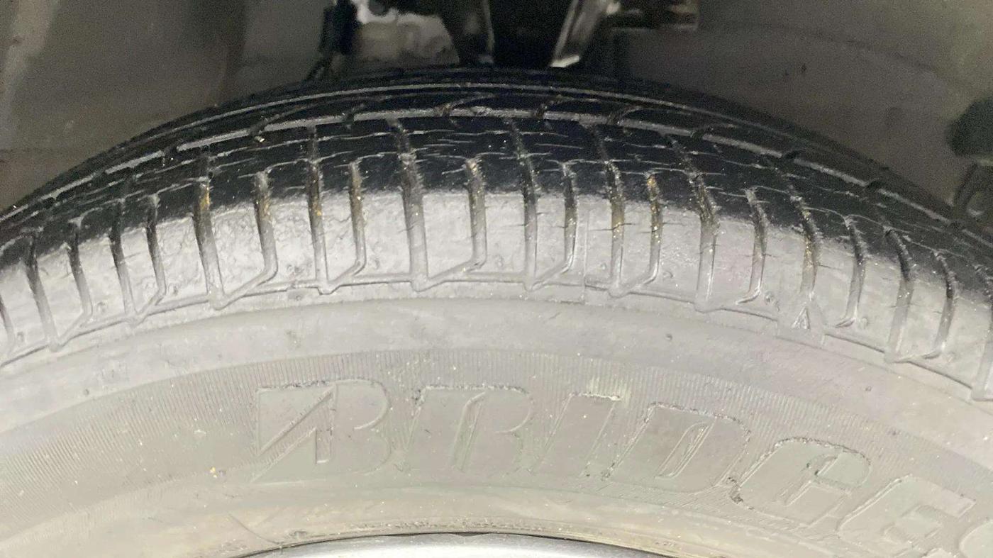 2014 Hyundai i10 MAGNA 1.1, Petrol, Manual, 27,383 km, Right Front Tyre Tread