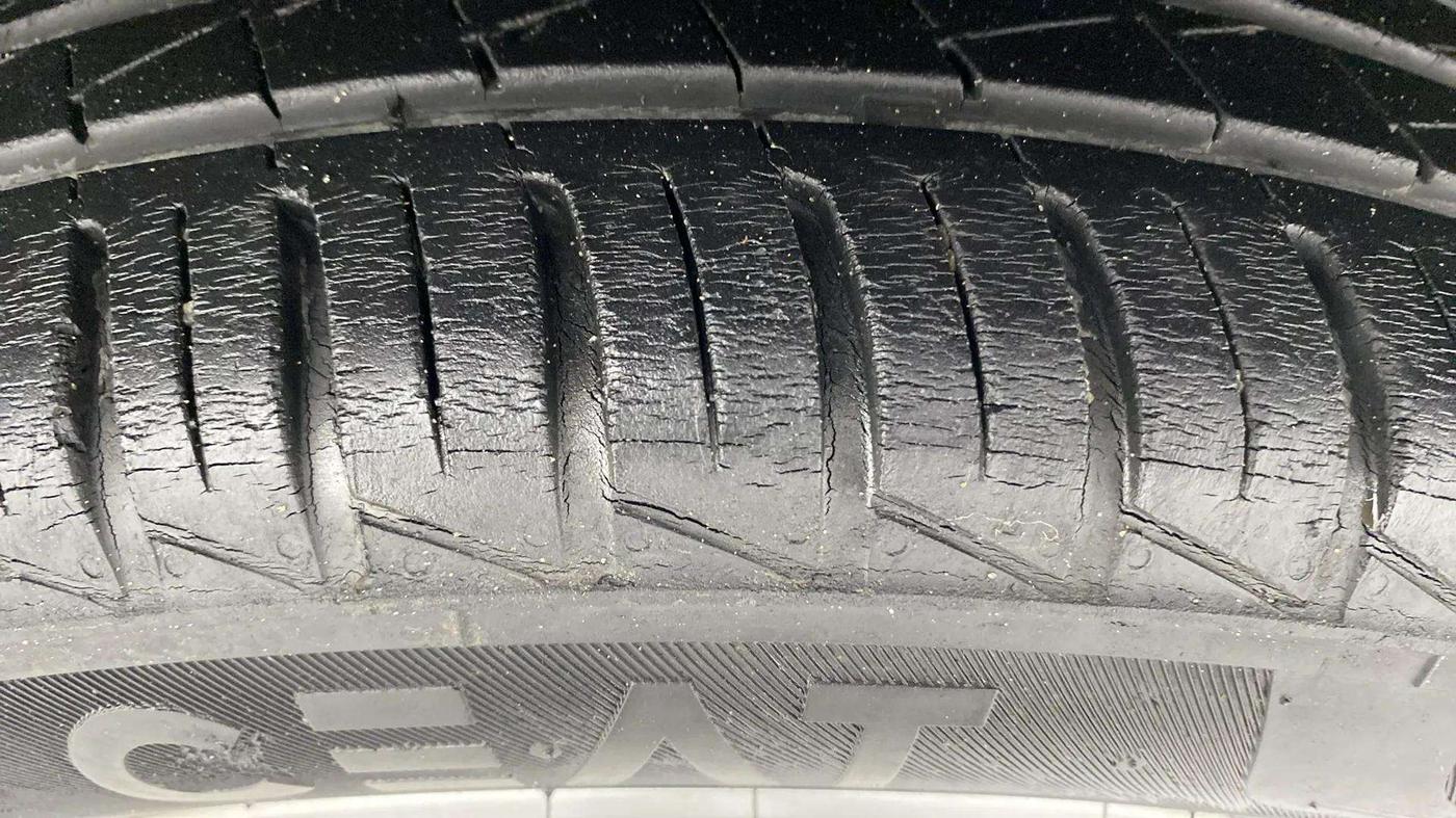 2021 Renault Kwid RXT 1.0 (O), Petrol, Manual, 24,542 km, Left Rear Tyre Tread