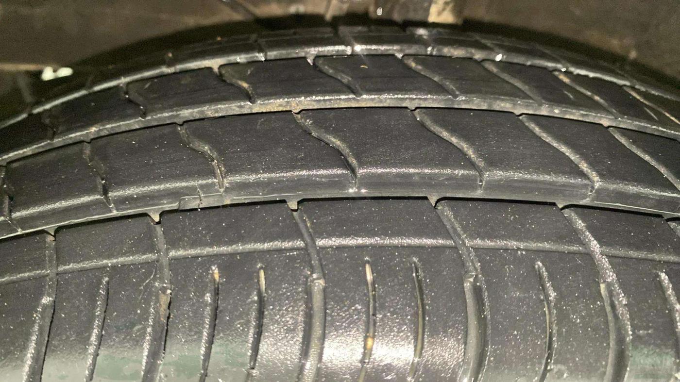 2022 Maruti Ertiga ZXI AT SHVS, Petrol, Automatic, 32,191 km, Left Front Tyre Tread