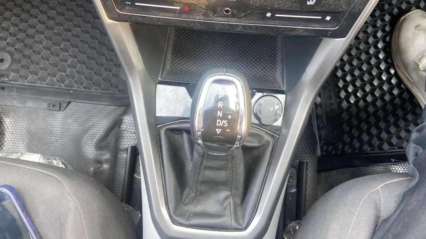 2021 Skoda KUSHAQ AMBITION 1.0L TSI AT, Petrol, Automatic, 34,656 km, Gear Lever