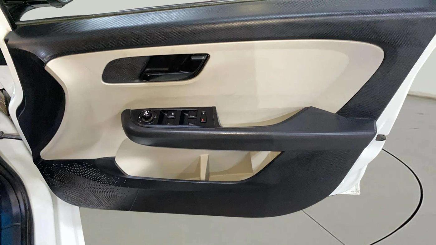 2021 Tata ALTROZ XT PETROL, Petrol, Manual, 27,758 km, Driver Side Door Panels Control