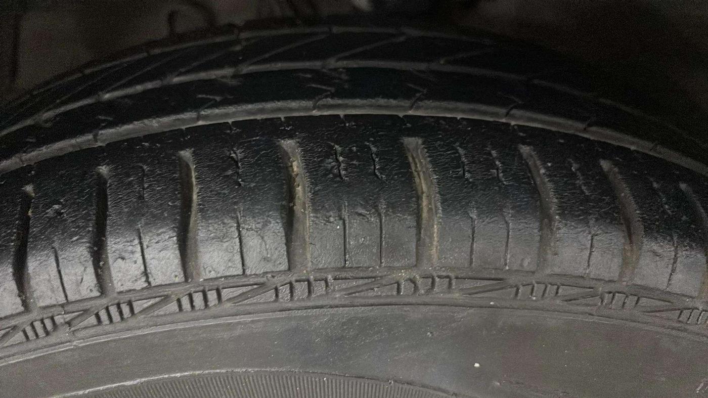 2015 Maruti Swift Dzire VDI, Diesel, Manual, 78,563 km, Left Front Tyre Tread