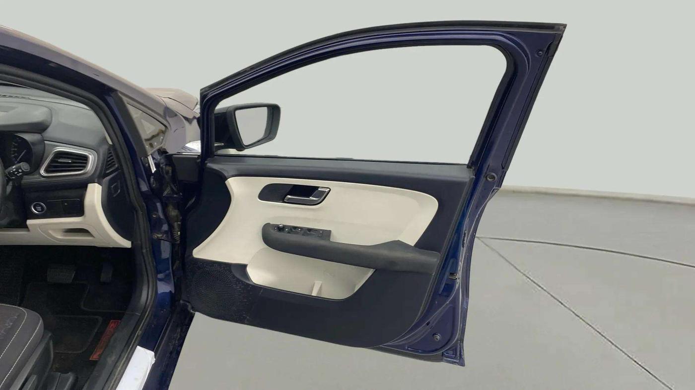2022 Tata ALTROZ XZA, Petrol, Automatic, 10,734 km, RHS Front Door