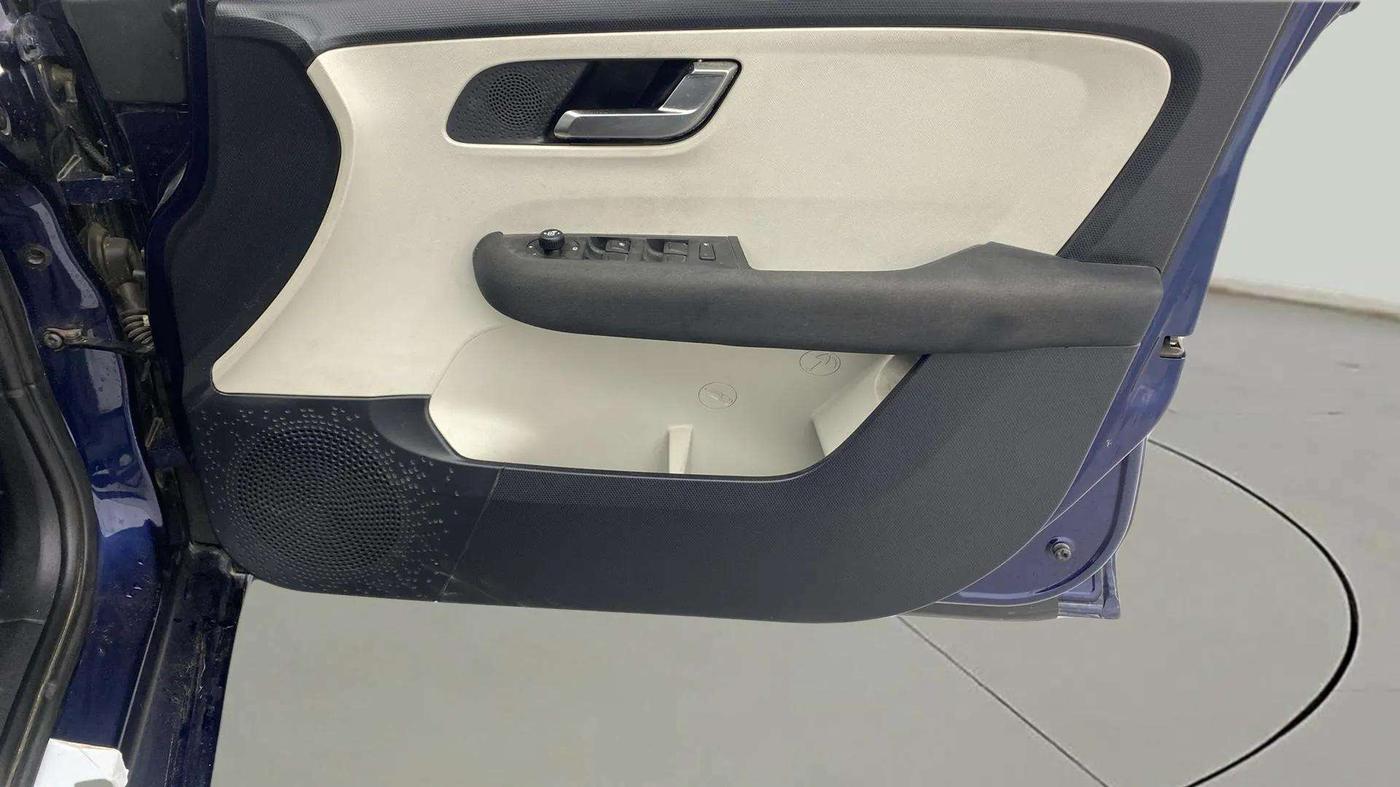 2022 Tata ALTROZ XZA, Petrol, Automatic, 10,734 km, Driver Side Door Panels Control