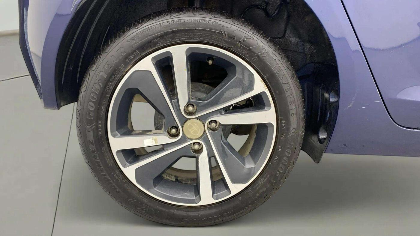 2022 Tata ALTROZ XZA, Petrol, Automatic, 10,734 km, Right Rear Wheel