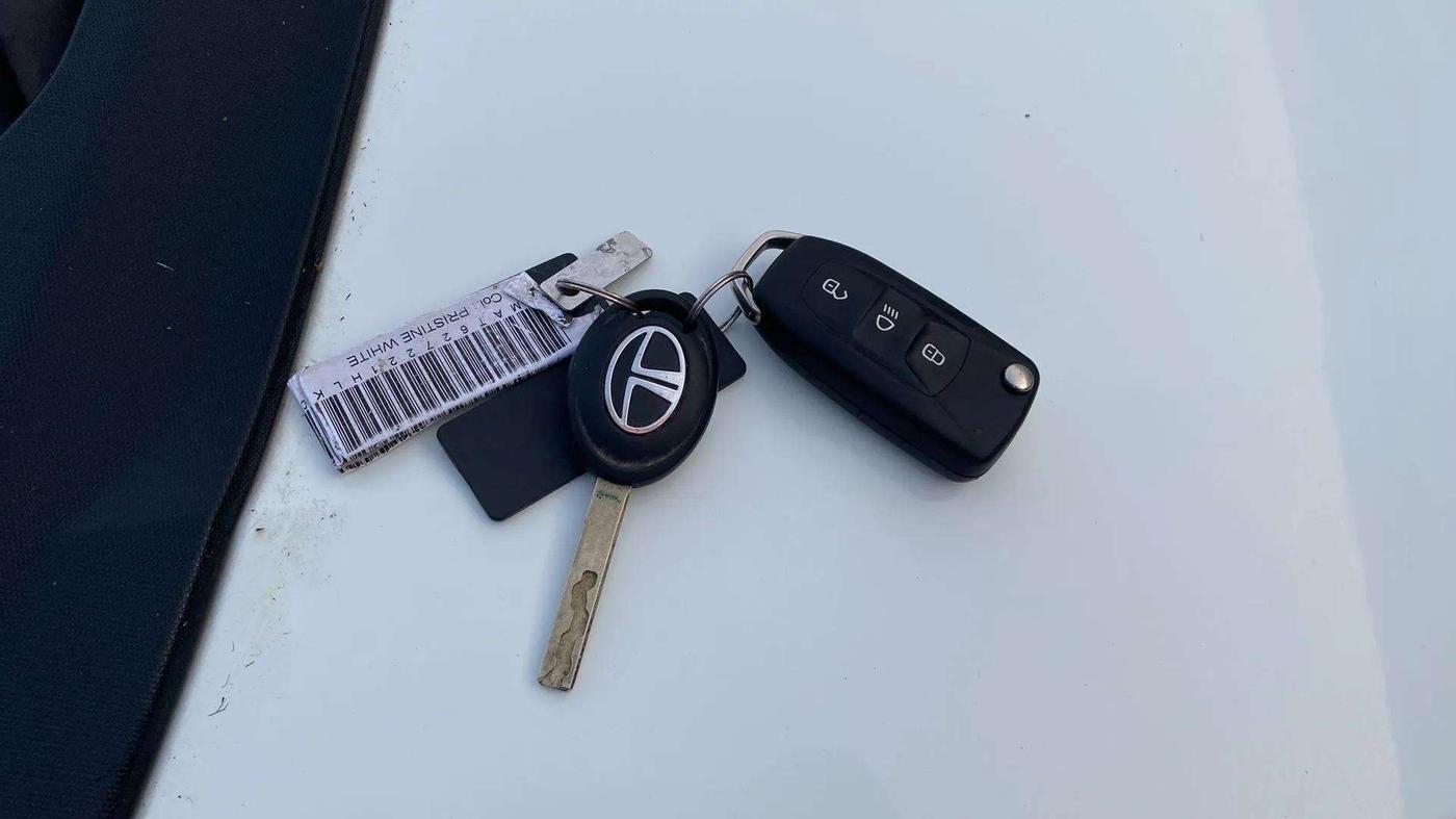2017 Tata NEXON XM PETROL, Petrol, Manual, 27,582 km, Key Close Up