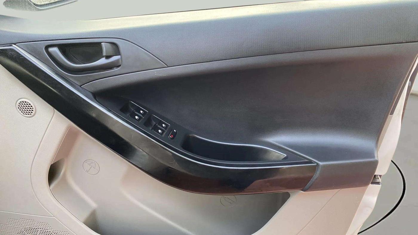 2017 Tata NEXON XM PETROL, Petrol, Manual, 27,582 km, Driver Side Door Panels Control