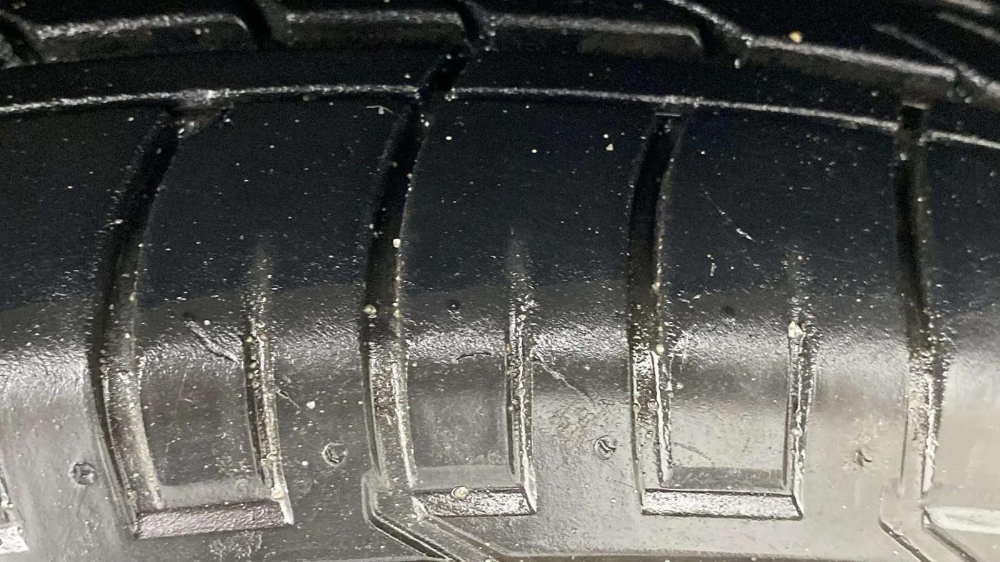 2023 Mahindra XUV300 W8 (O) 1.2 PETROL, Petrol, Manual, 13,276 km, Right Front Tyre Tread
