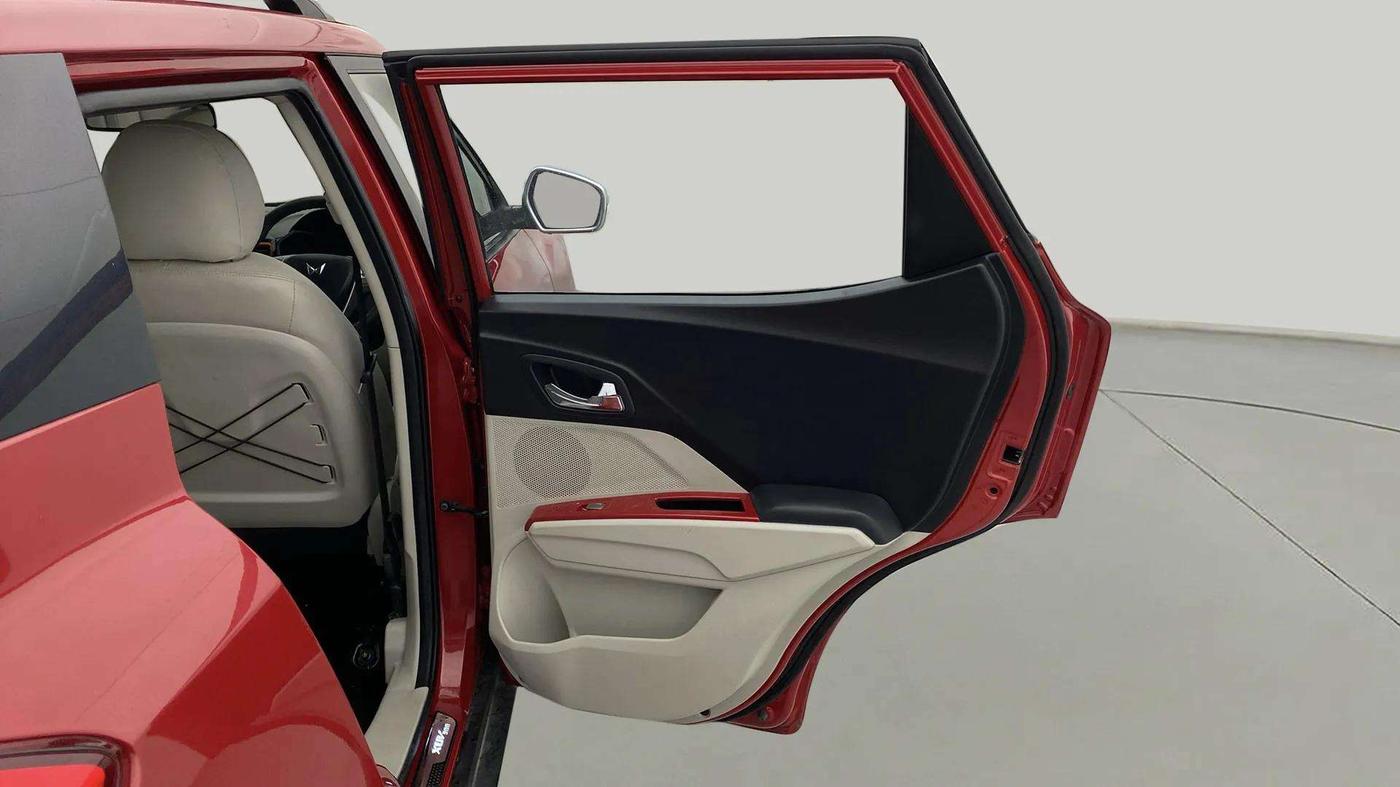2023 Mahindra XUV300 W8 (O) 1.2 PETROL, Petrol, Manual, 13,276 km, RHS Rear Door