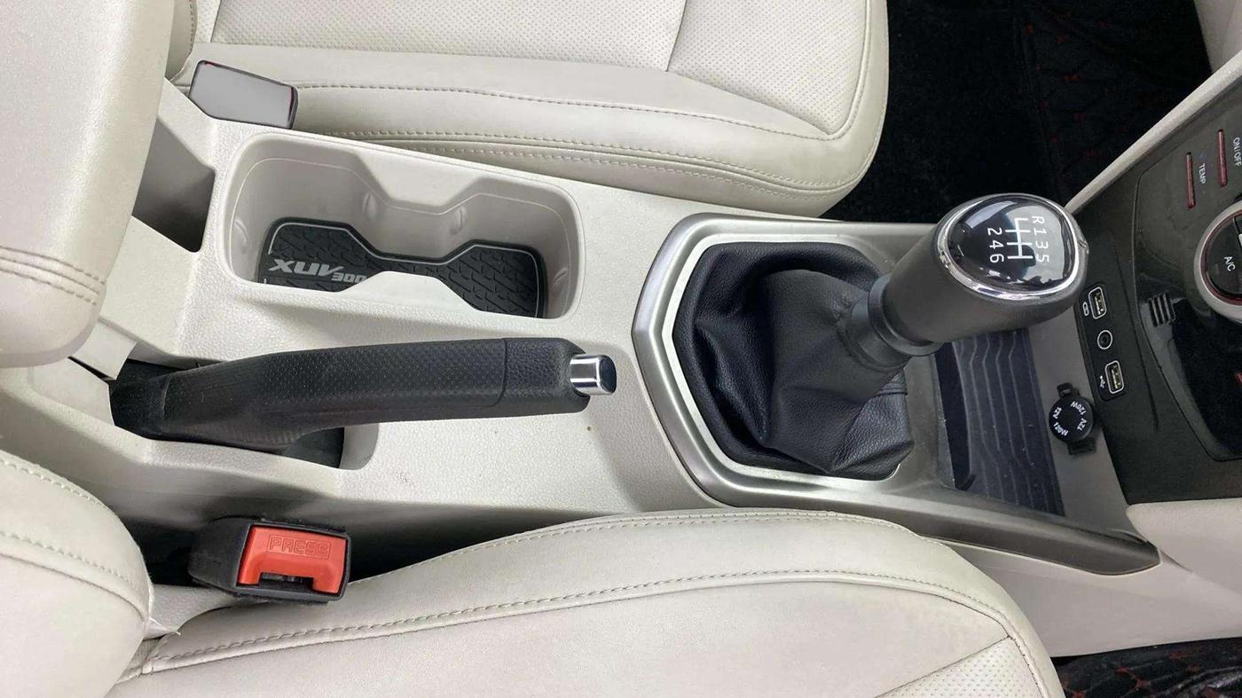 2023 Mahindra XUV300 W8 (O) 1.2 PETROL, Petrol, Manual, 13,276 km, Gear Lever