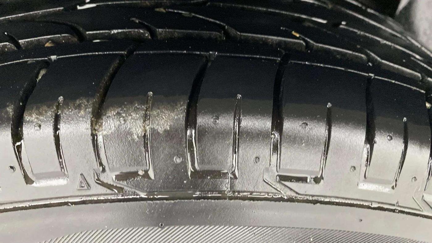 2023 Mahindra XUV300 W8 (O) 1.2 PETROL, Petrol, Manual, 13,276 km, Right Rear Tyre Tread