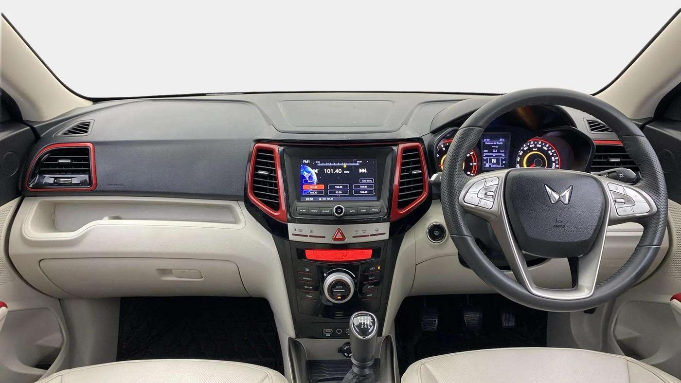 2023 Mahindra XUV300 W8 (O) 1.2 PETROL, Petrol, Manual, 13,276 km, Dashboard