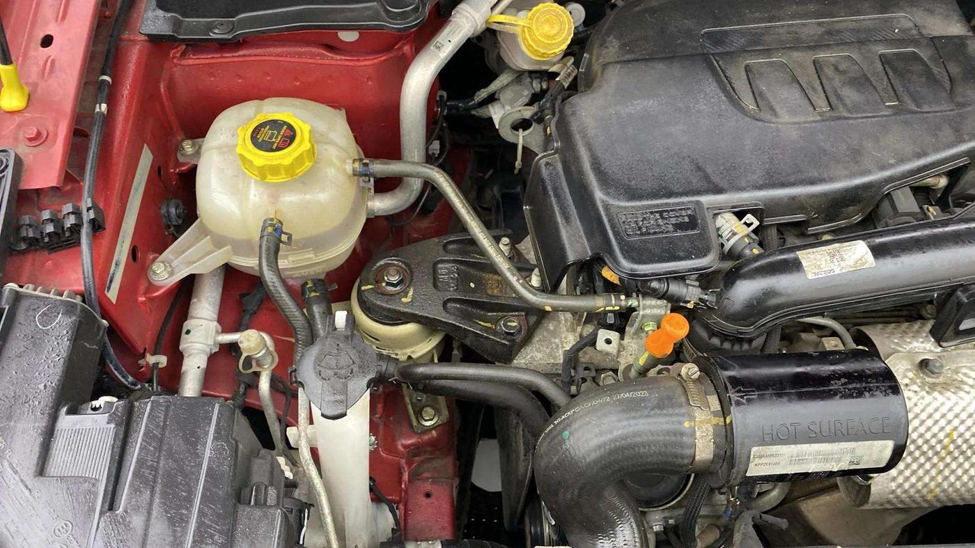 2023 Mahindra XUV300 W8 (O) 1.2 PETROL, Petrol, Manual, 13,276 km, Engine View - Right