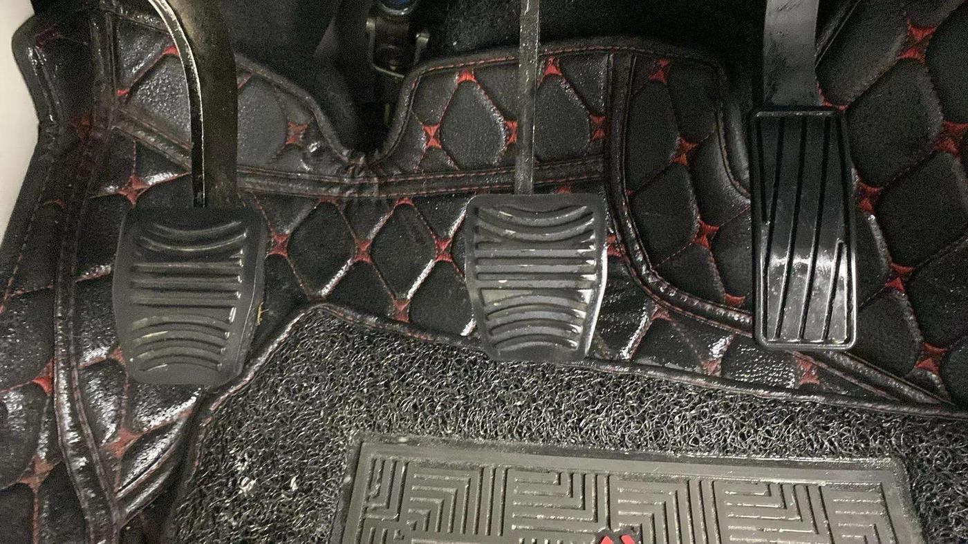 2023 Mahindra XUV300 W8 (O) 1.2 PETROL, Petrol, Manual, 13,276 km, Pedals