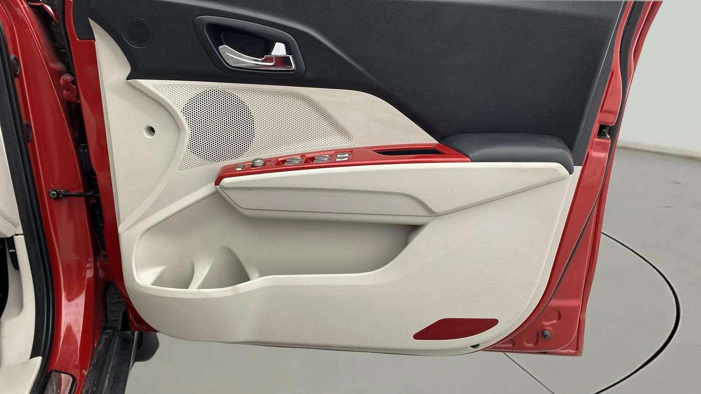 2023 Mahindra XUV300 W8 (O) 1.2 PETROL, Petrol, Manual, 13,276 km, Driver Side Door Panels Control
